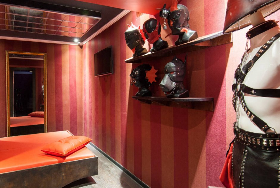 Комната в гостинице с красной кроватью