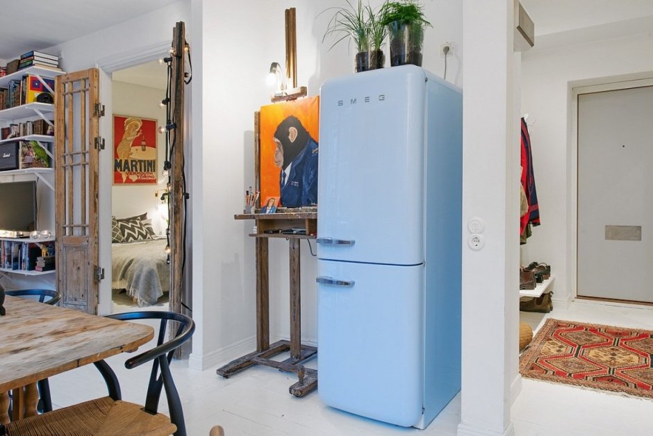 Голубой холодильник Смег в интерьере