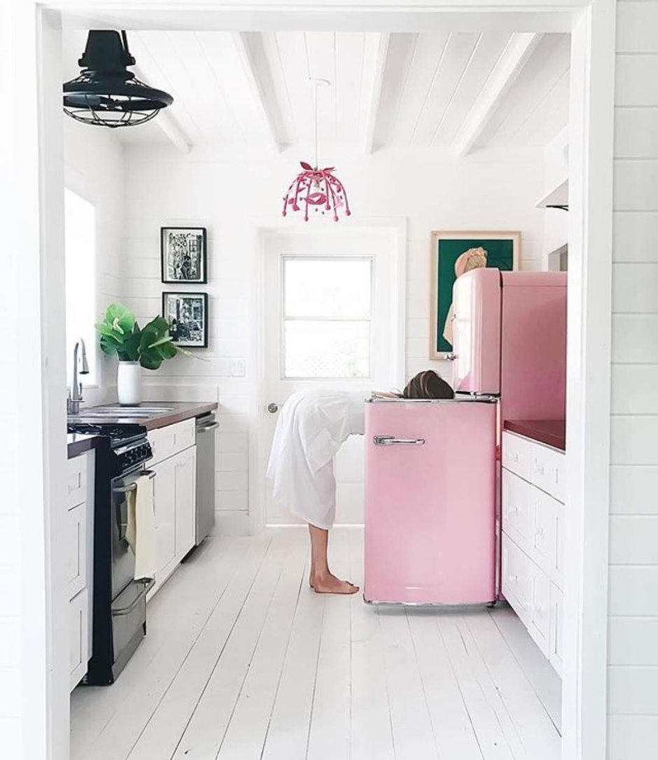 Холодильник ретро розовый в интерьере