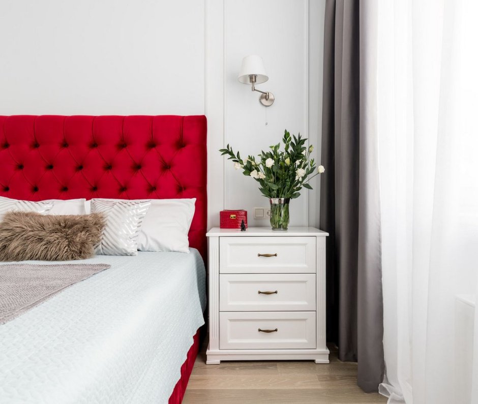Спальня с красной кроватью