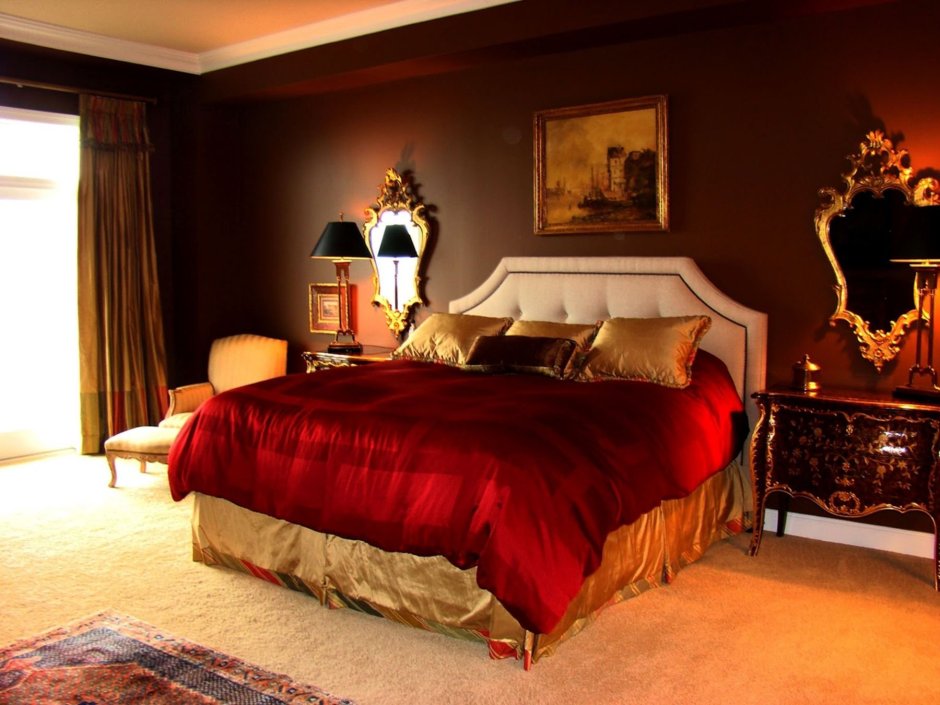 Красная маленькая спальня с кроватью
