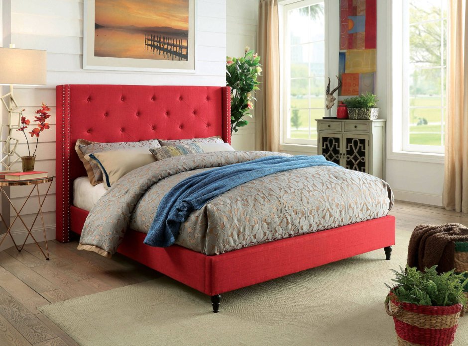 Красная кровать в интерьере спальни