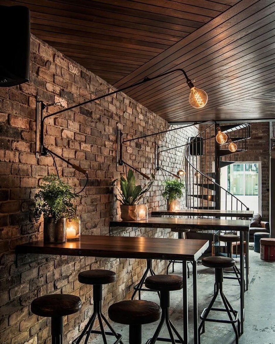 Черная барная стойка в баре