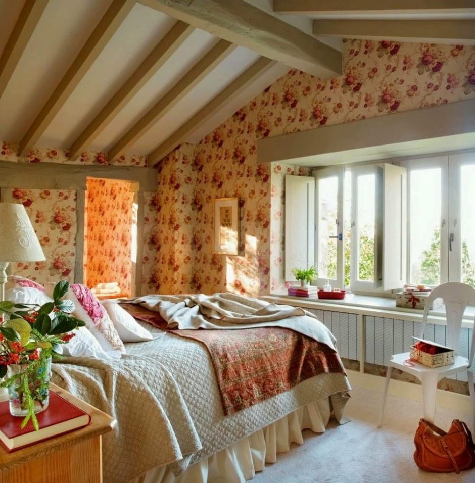 Интерьер спальни в бревенчатом доме в стиле Прованс
