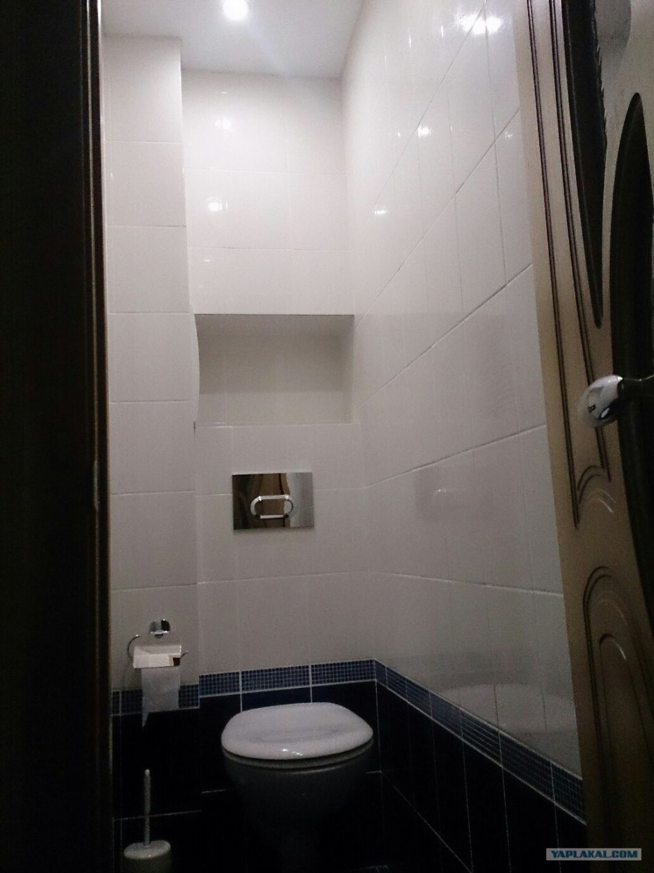 Красно белая плитка в туалете