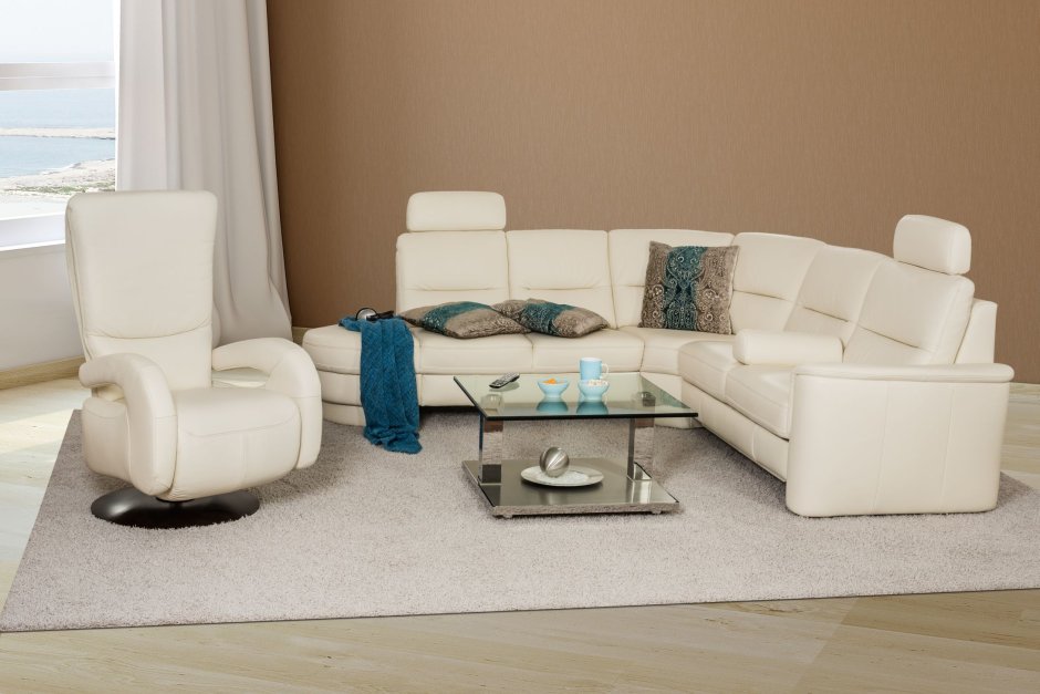 Бежевый кожаный диван в интерьере гостиной