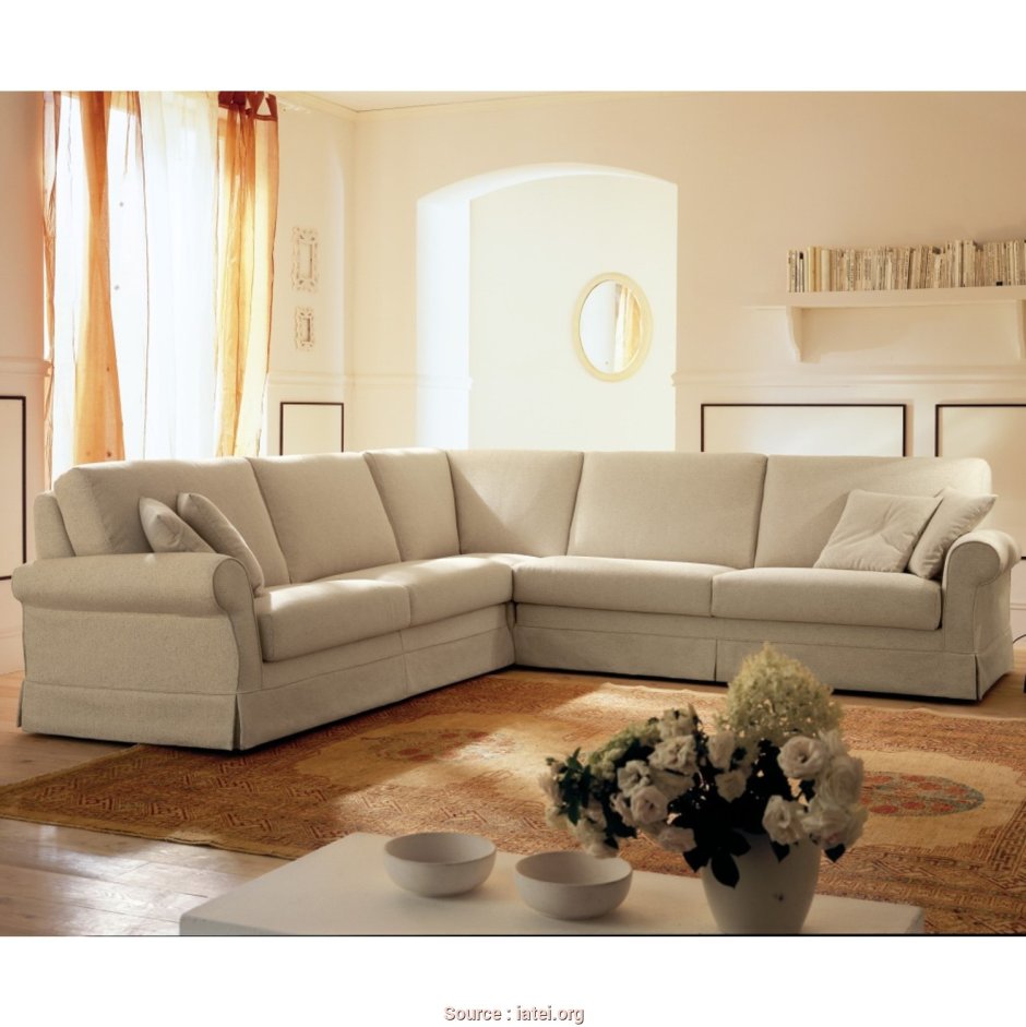 Коричневый кожаный диван в интерьере