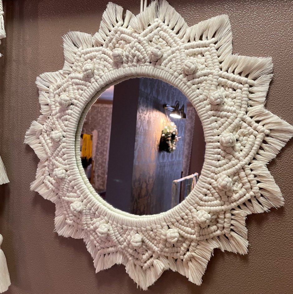 Овальное зеркало в багете