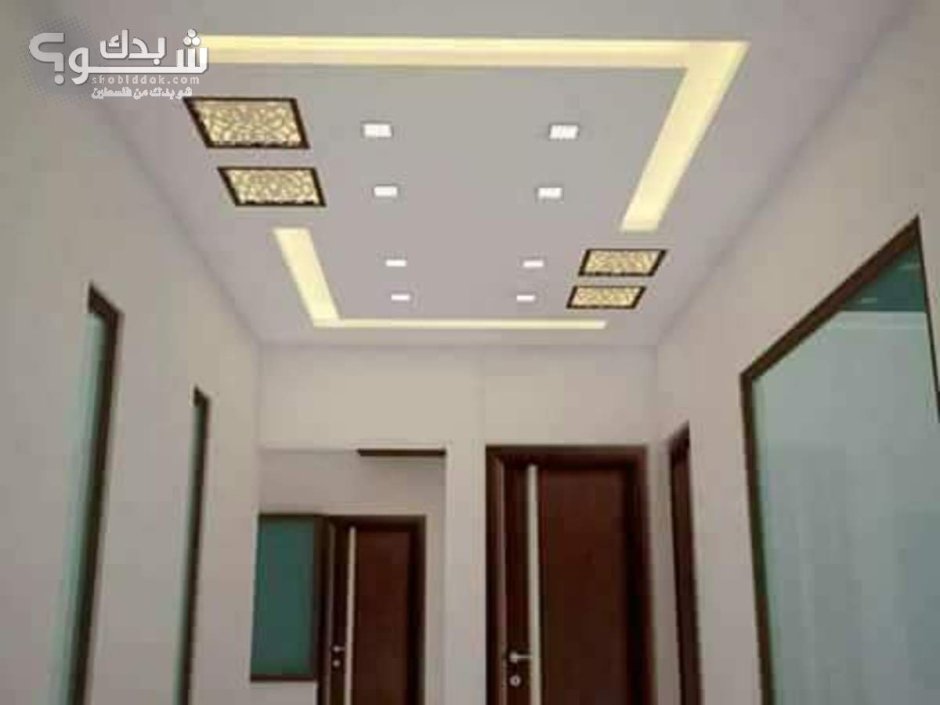 Красивый потолок в коридоре