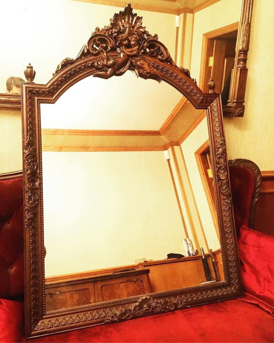 Оригинальные зеркала в спальню