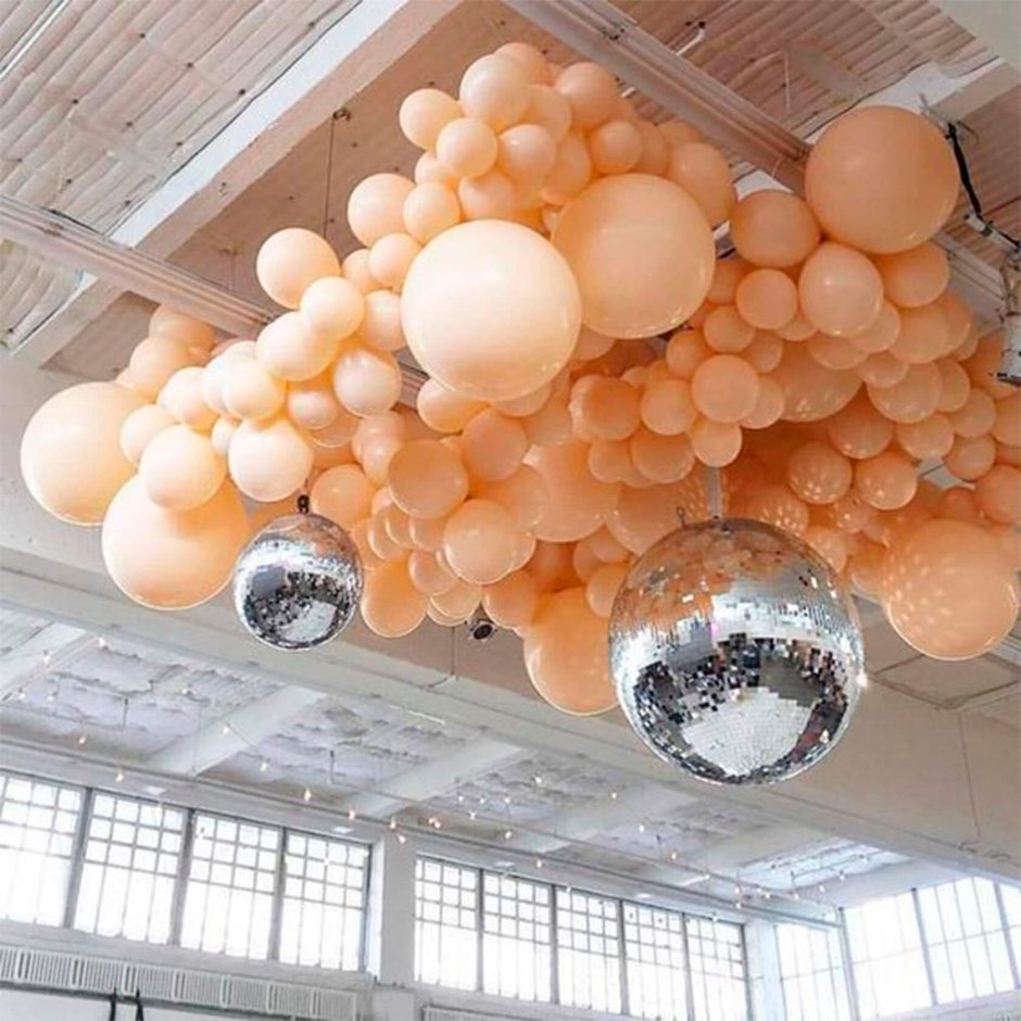 Декор потолка воздушными шарами