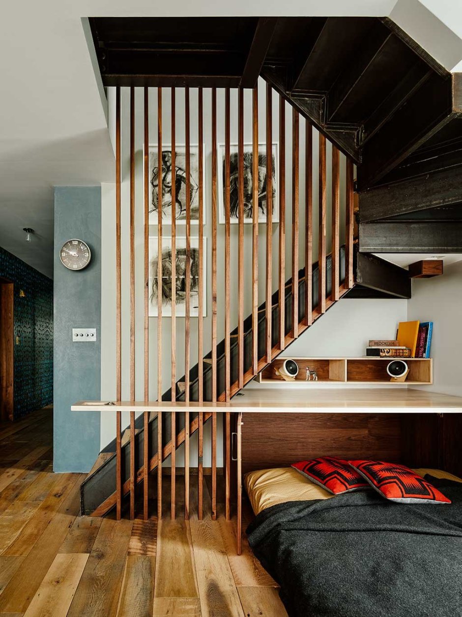 Лестница с деревянными рейками