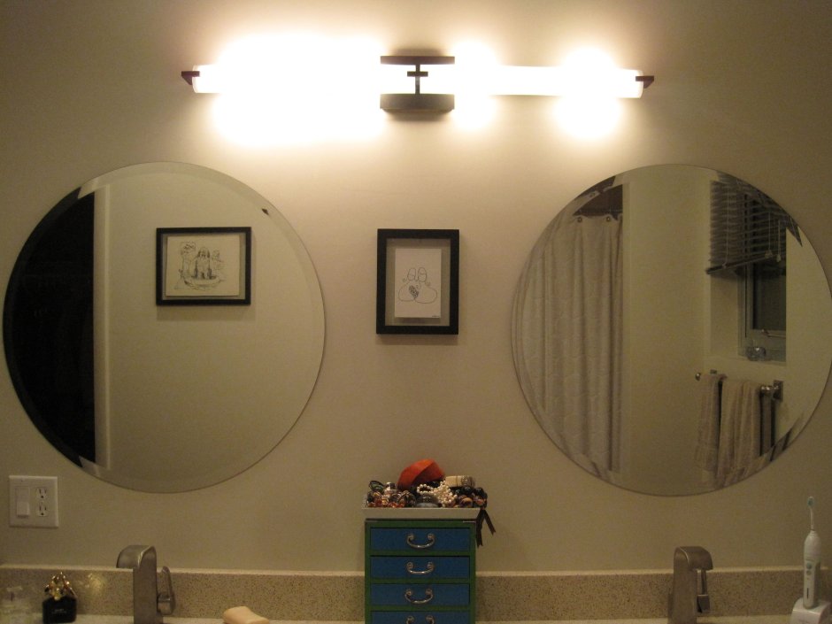 Светильники около зеркала в ванной