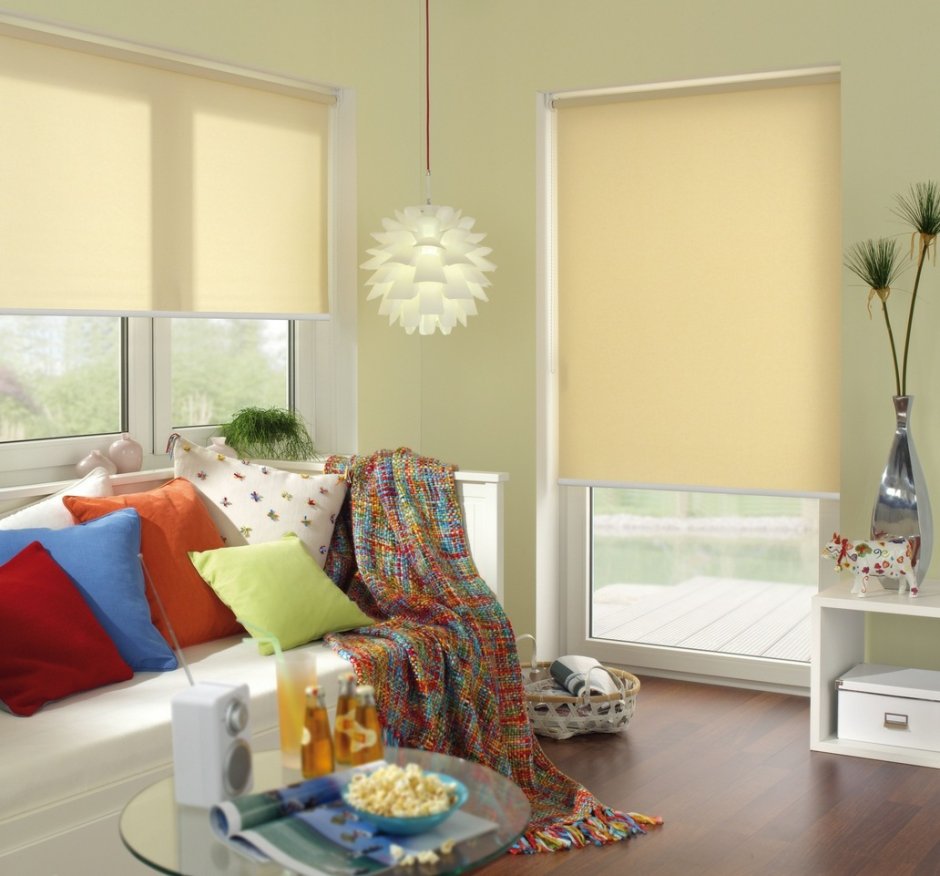 Деревянные жалюзи в спальне