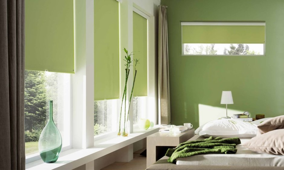 Окно без штор в интерьере спальни