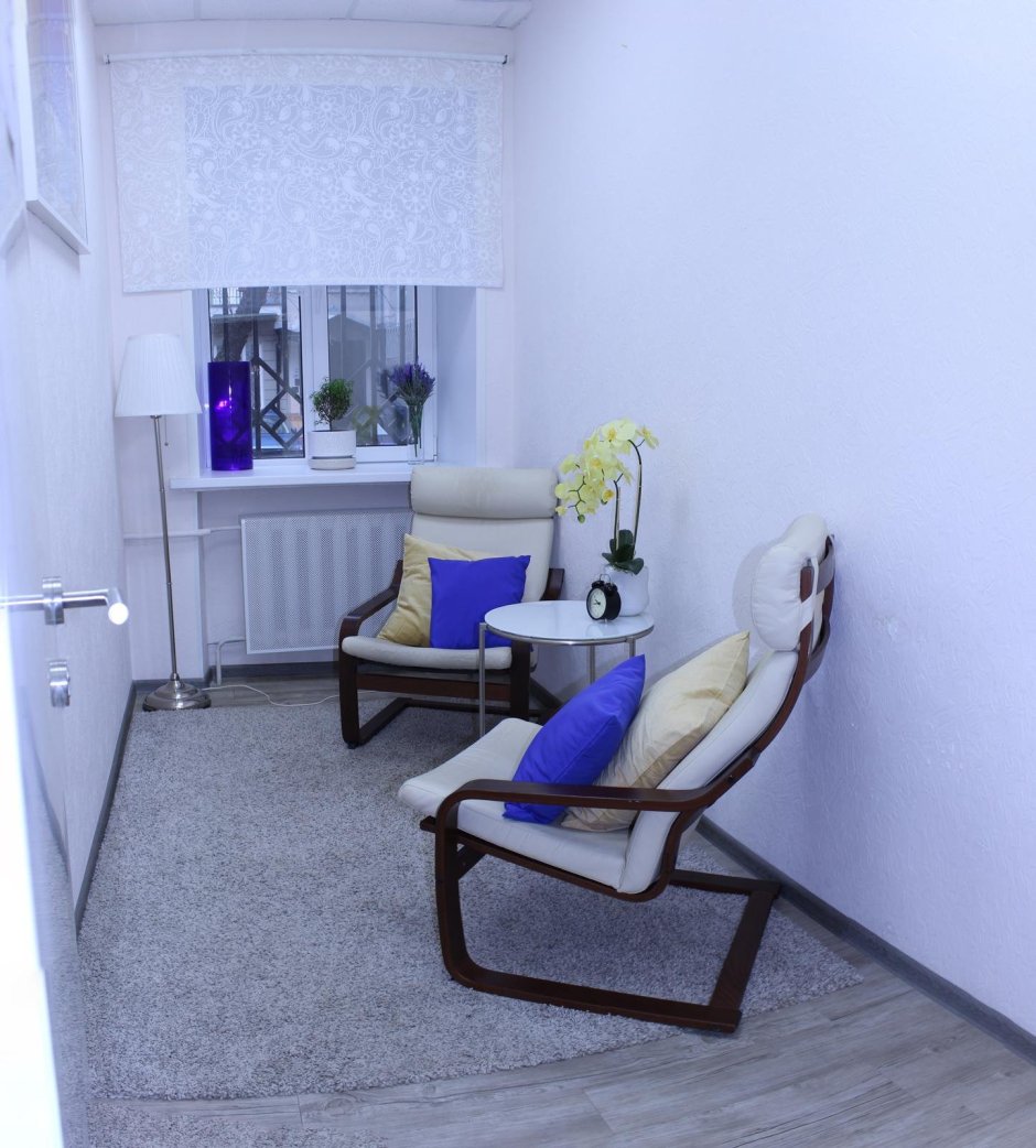 Интерьер кабинета психолога в с белой мебелью