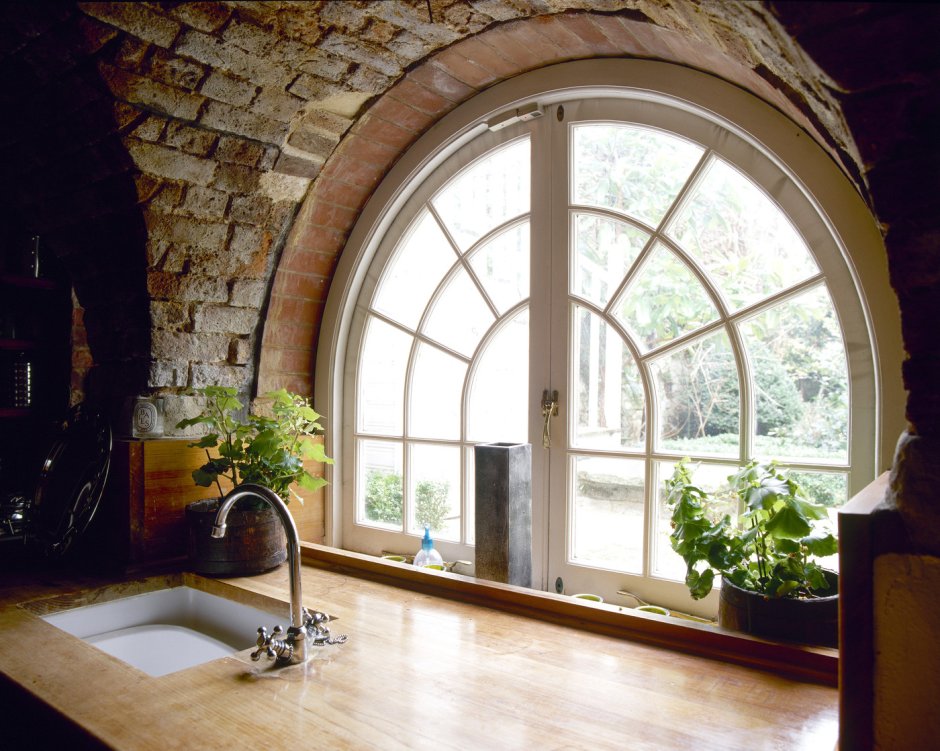 Кухня с арочными окнами