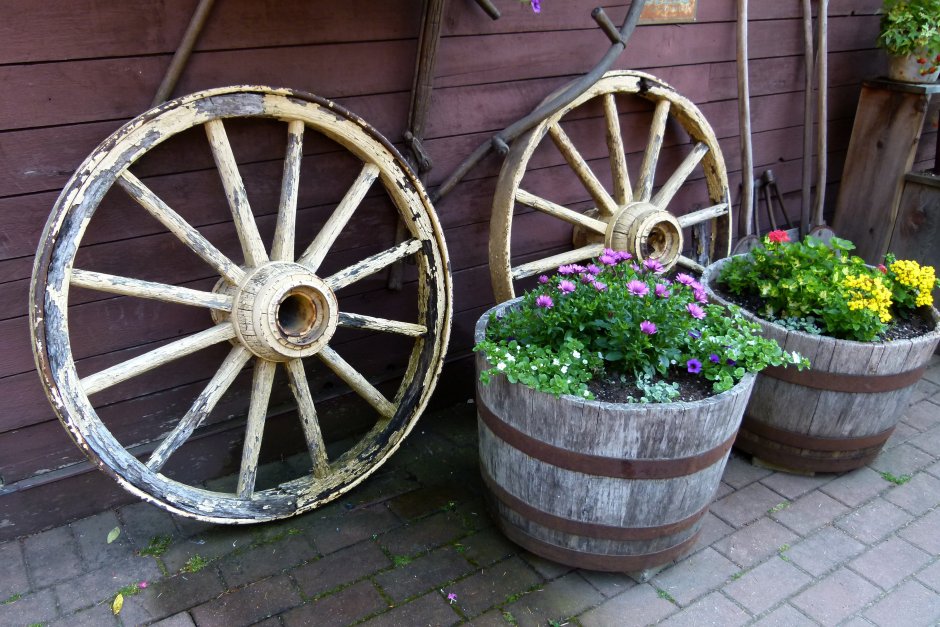 Декор из колеса от телеги