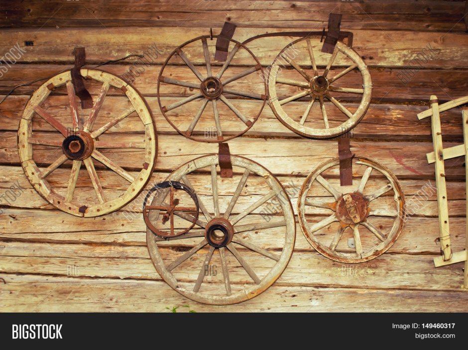 Металлическое колесо от телеги в ландшафте