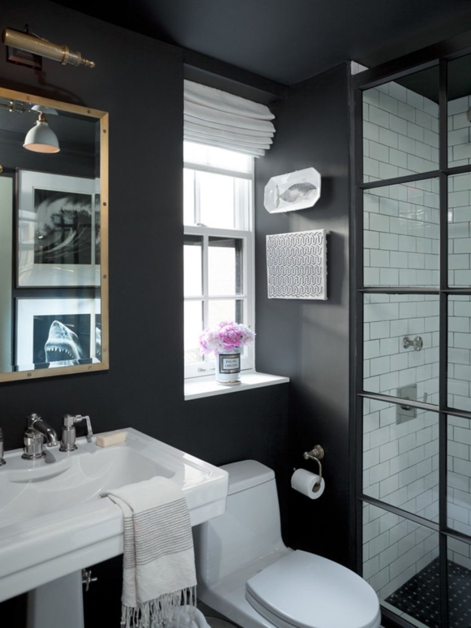 Зеркальная плитка в черно белой ванной