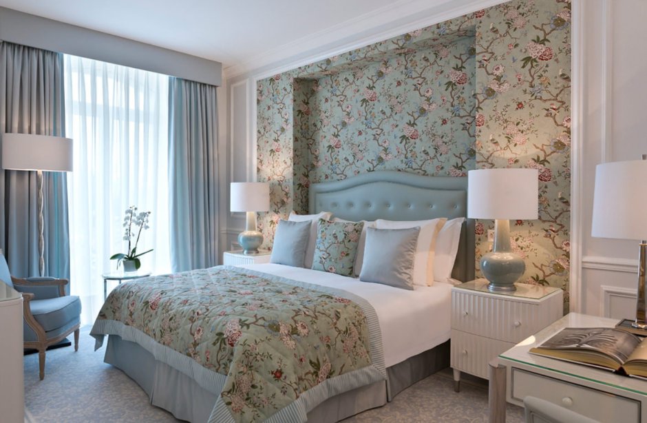 Обои в цветочек для спальни