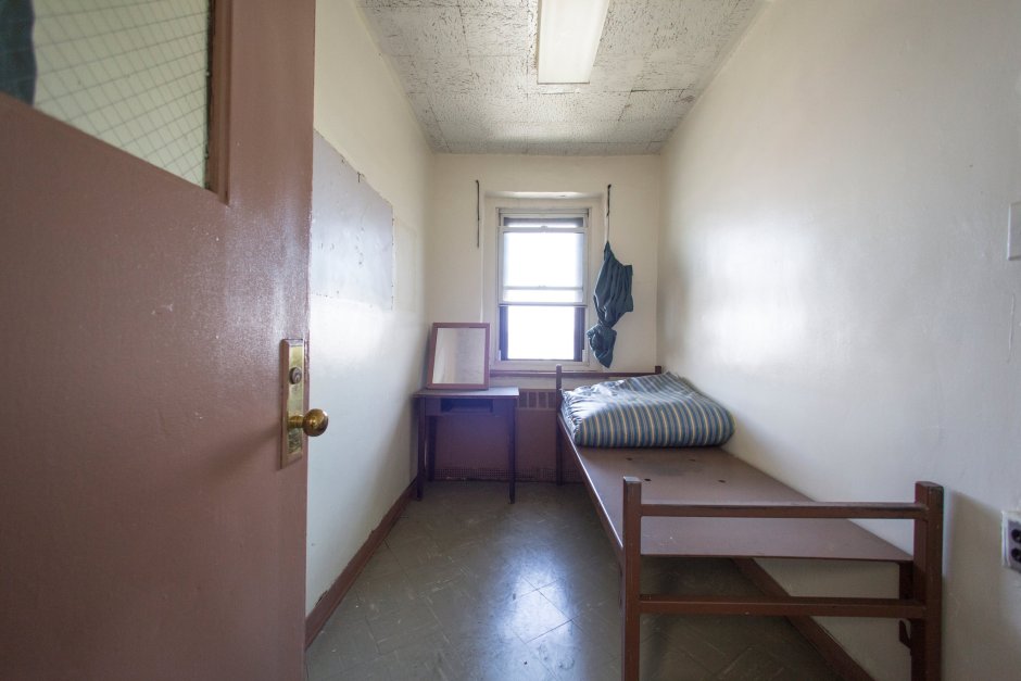 Маленькая комната в тюрьме