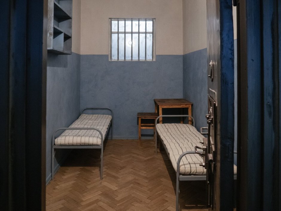 Тюремная комната арт