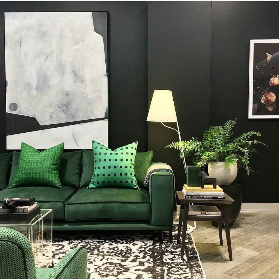 Изумрудный цвет в интерьере гостиной