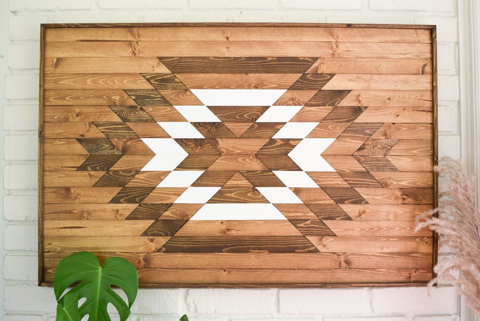 Геометрические узоры на стене из деревянных палок