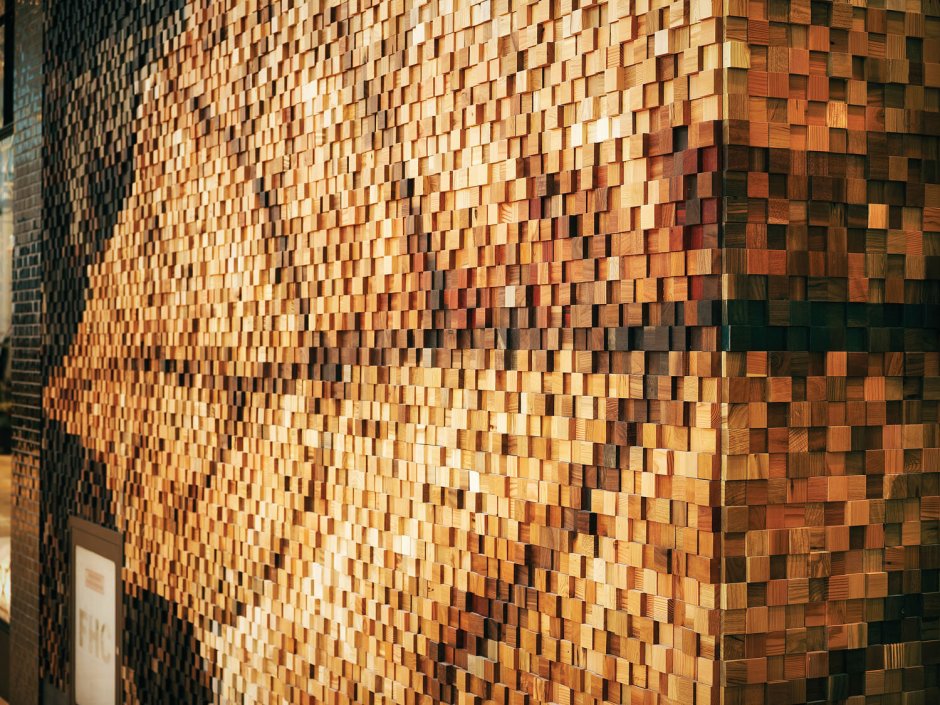 Стена из деревянной мозаики