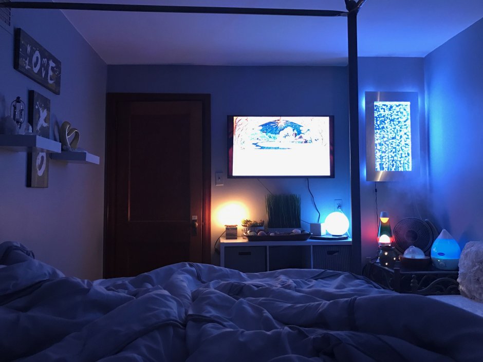 Комната геймера с подсветкой и кроватью