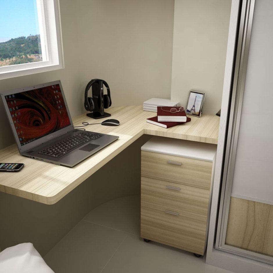 Компьютерный стол в маленькой спальне