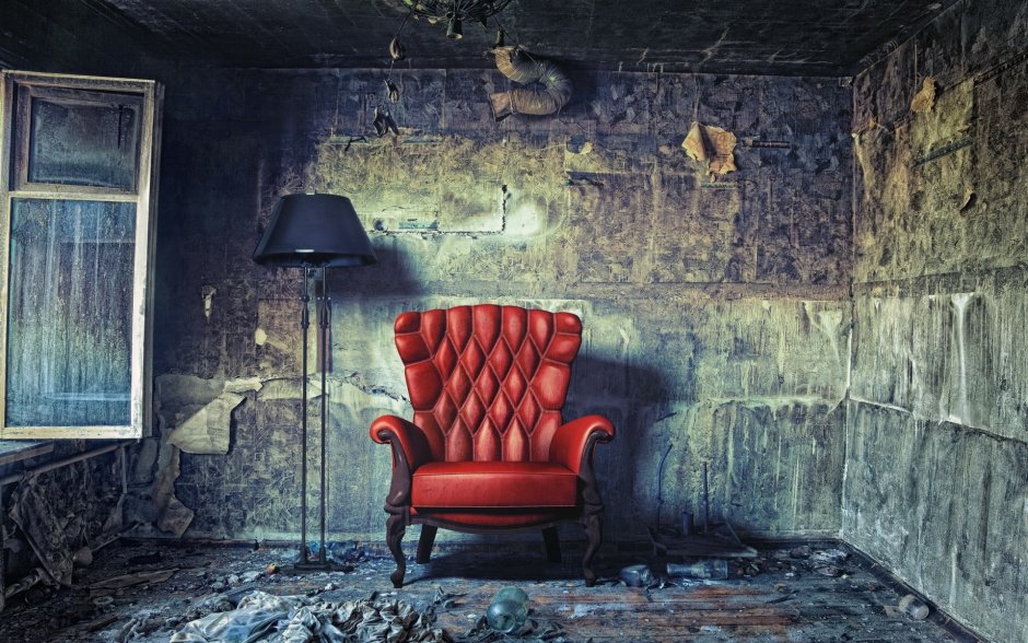 Старое кресло в комнате