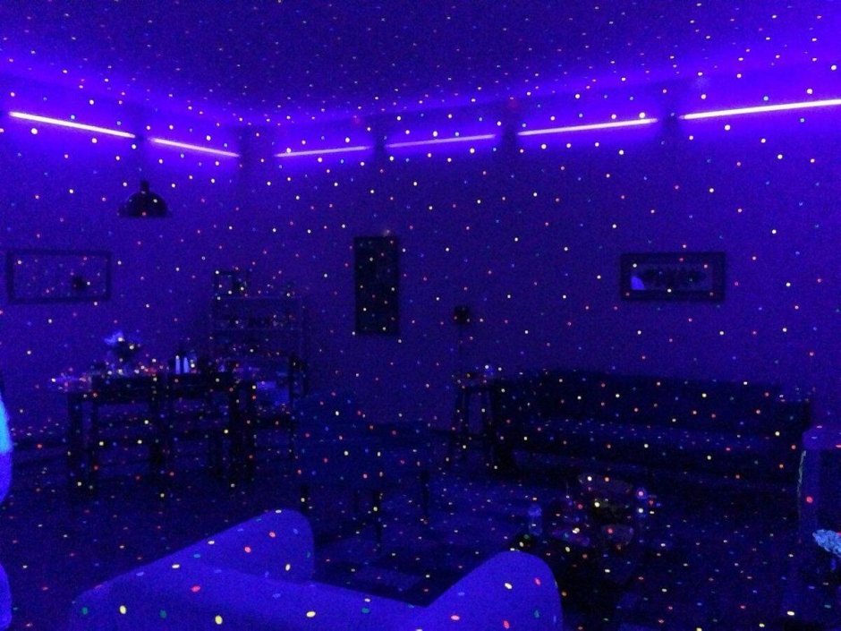 Фиолетовая неоновая комната