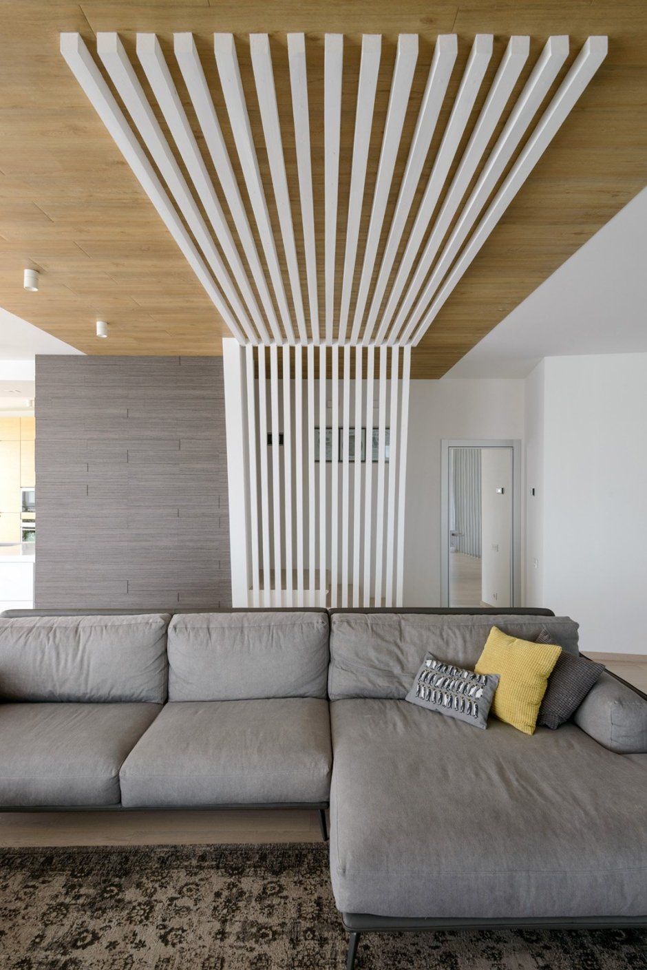 Гостиная в современном стиле с рейками