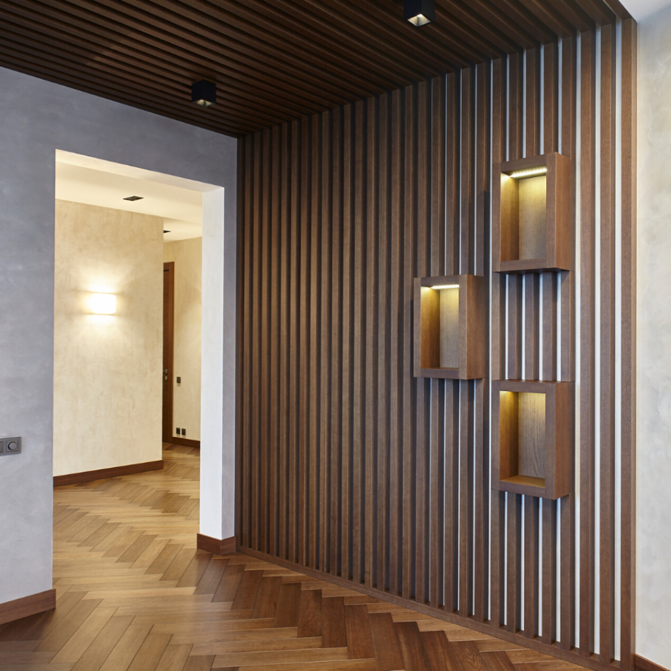 Спальня с рейками на стене