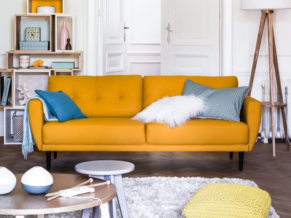 Желто-оранжевый диван