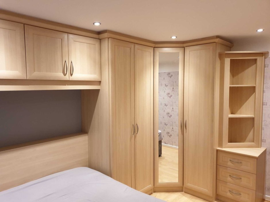 Дизайн маленькой спальни с угловым шкафом (66 фото)