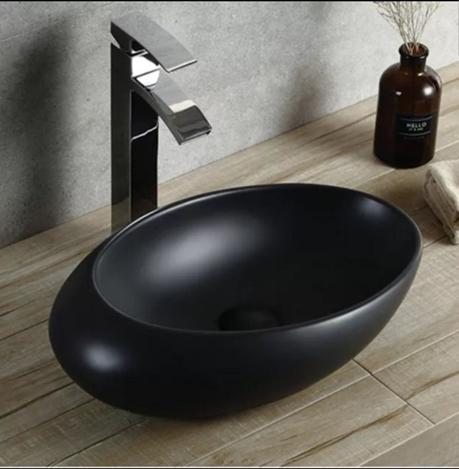 черная раковина в ванной в интерьере