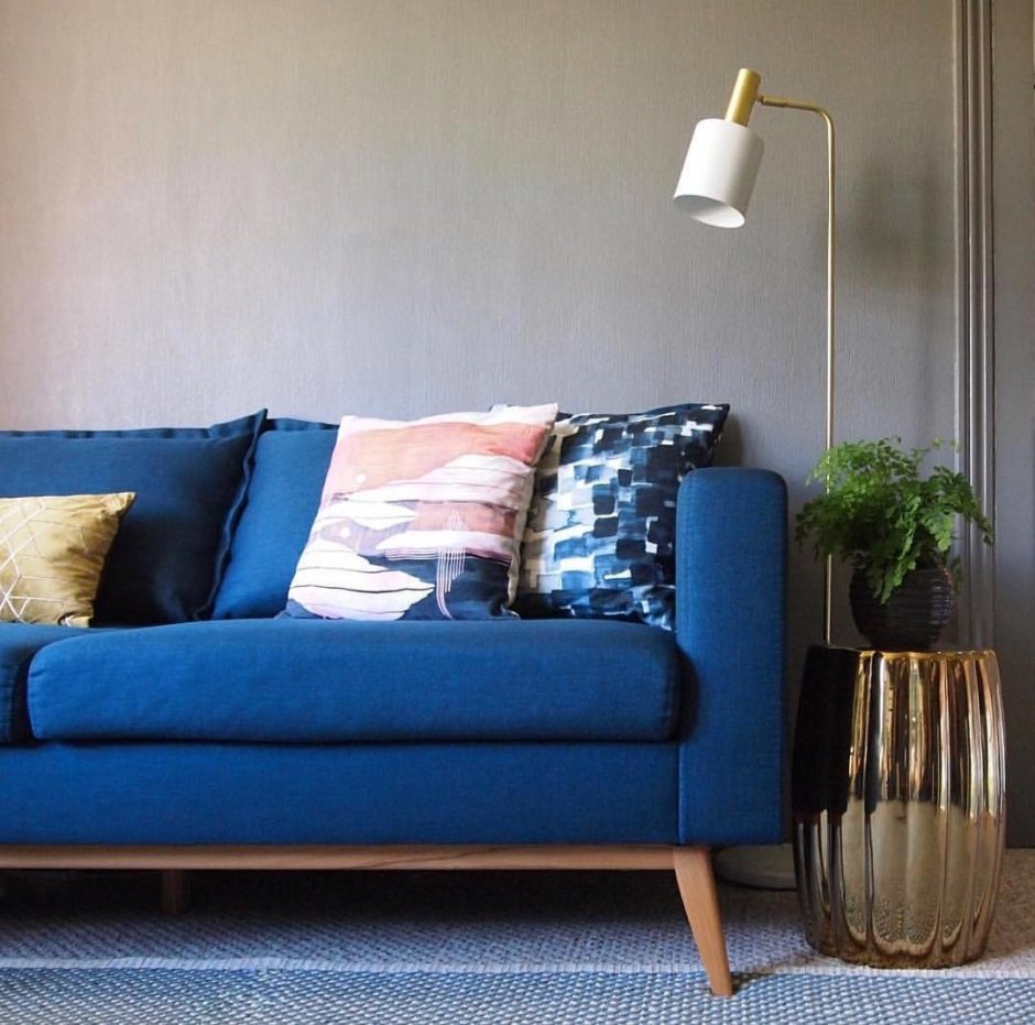 Гостиная в современном стиле с синим диваном