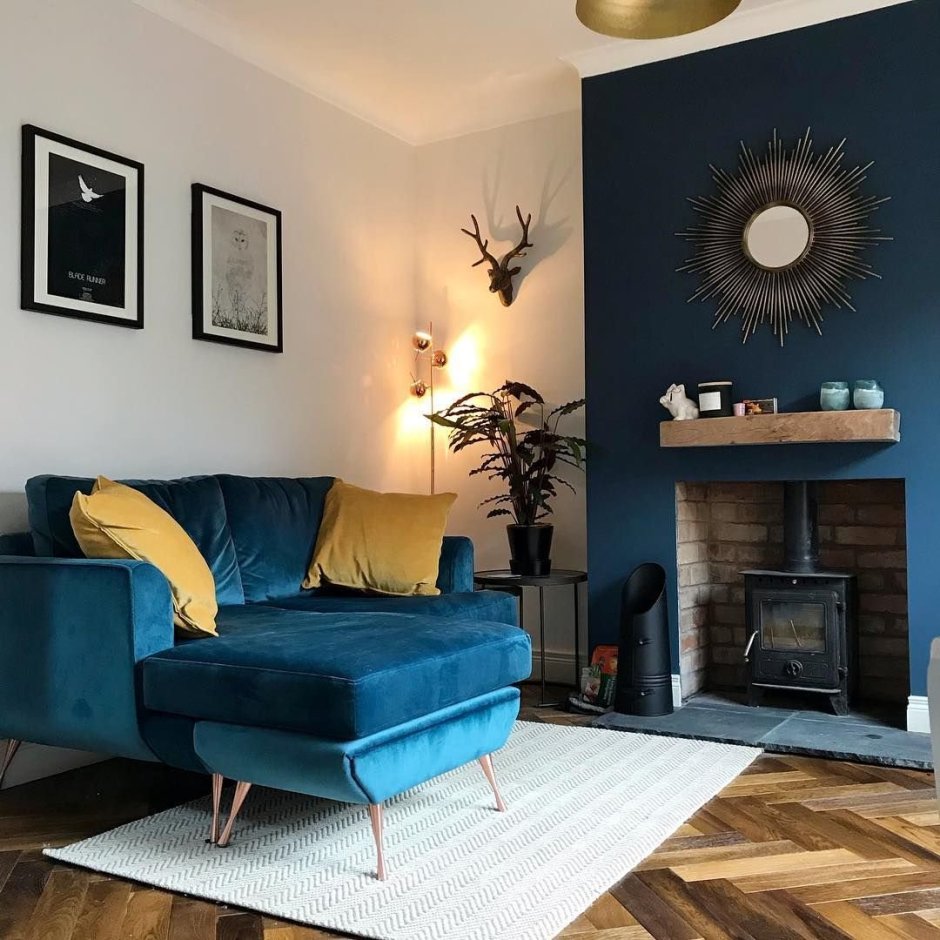 Синий диван в интерьере маленькой комнаты