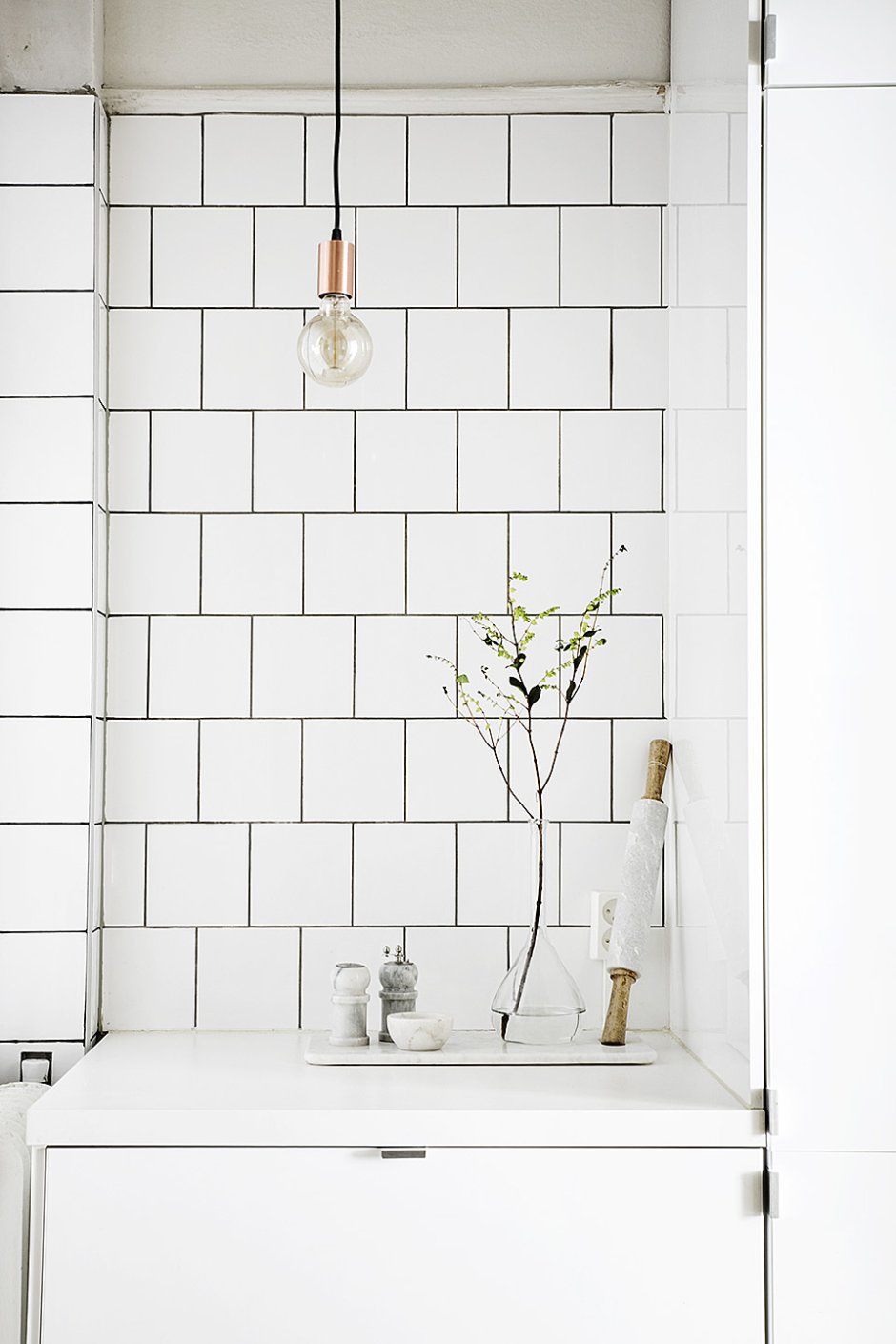 Ванна с белой плиткой