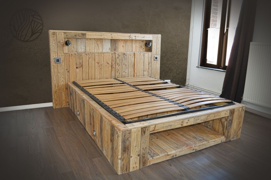 Кровать из европоддонов