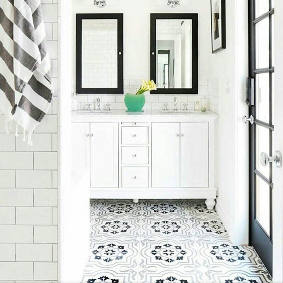 Белые стены в прихожей