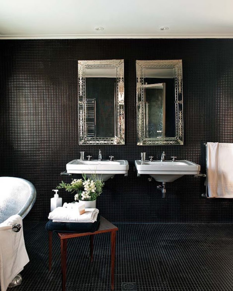 Ванная комната с черной мозаикой