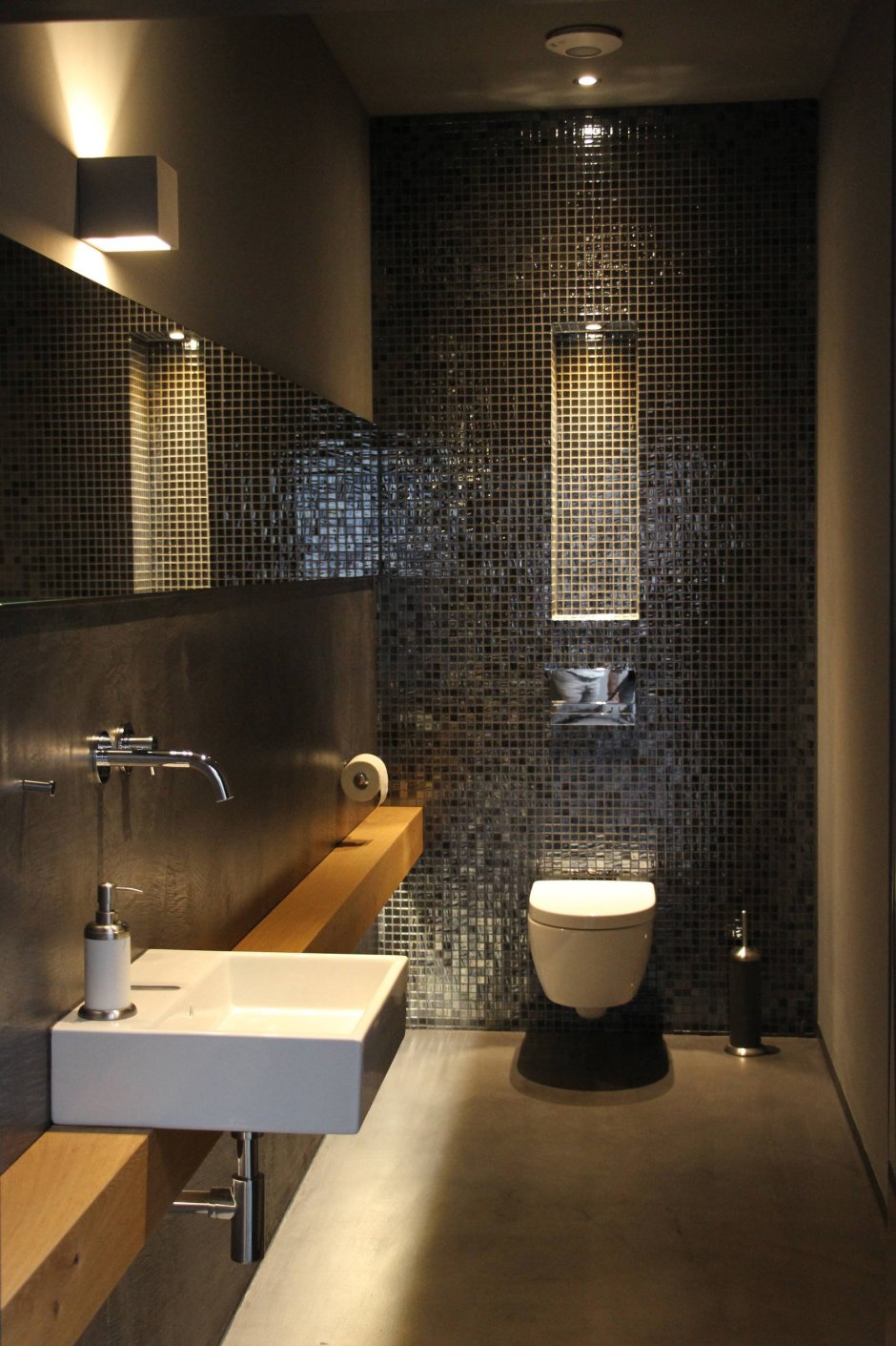 Мозаика с подсветкой в туалете