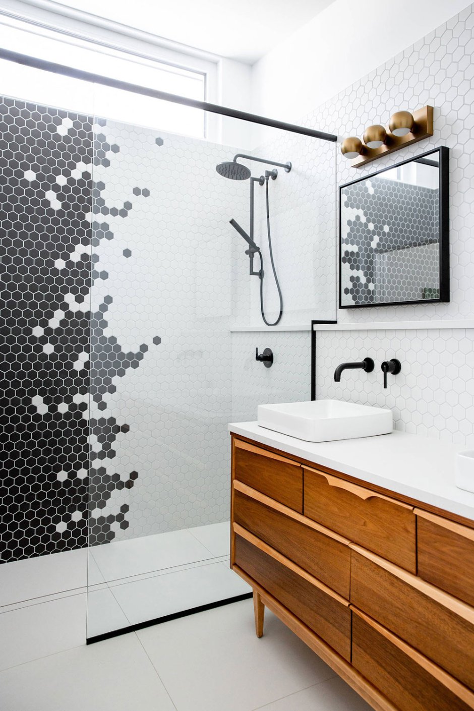 Черно белая мозаика в ванной