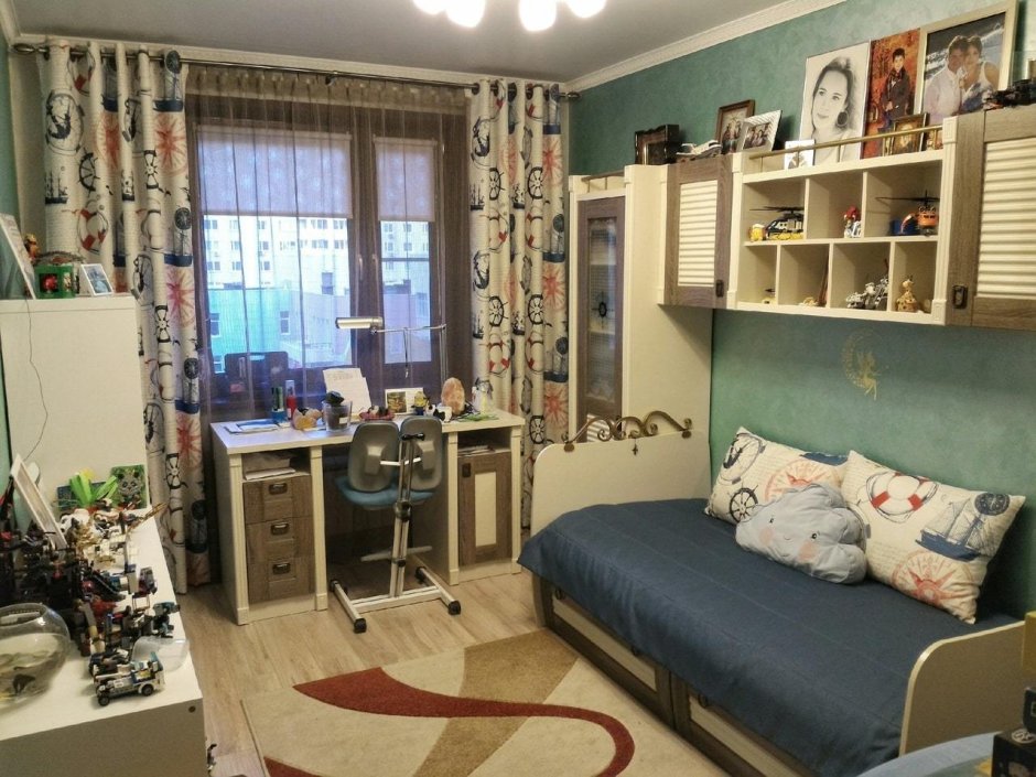 Комната для подростка мальчика с синими шторами