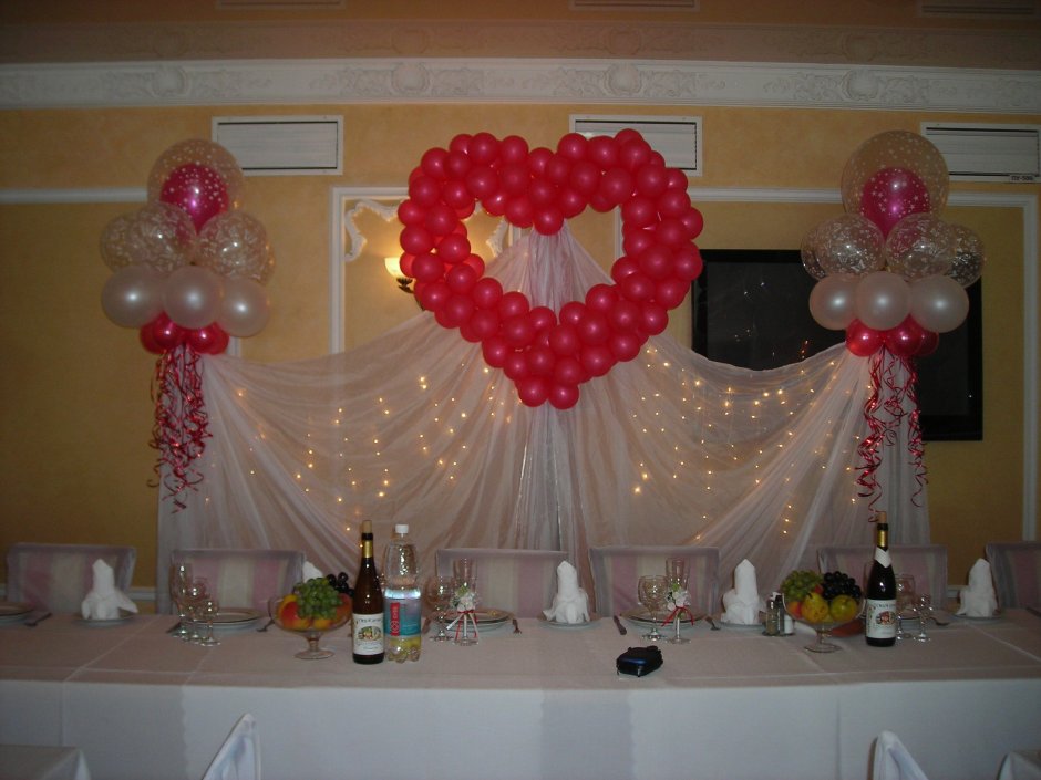 Украшение маленького зала на свадьбу шарами