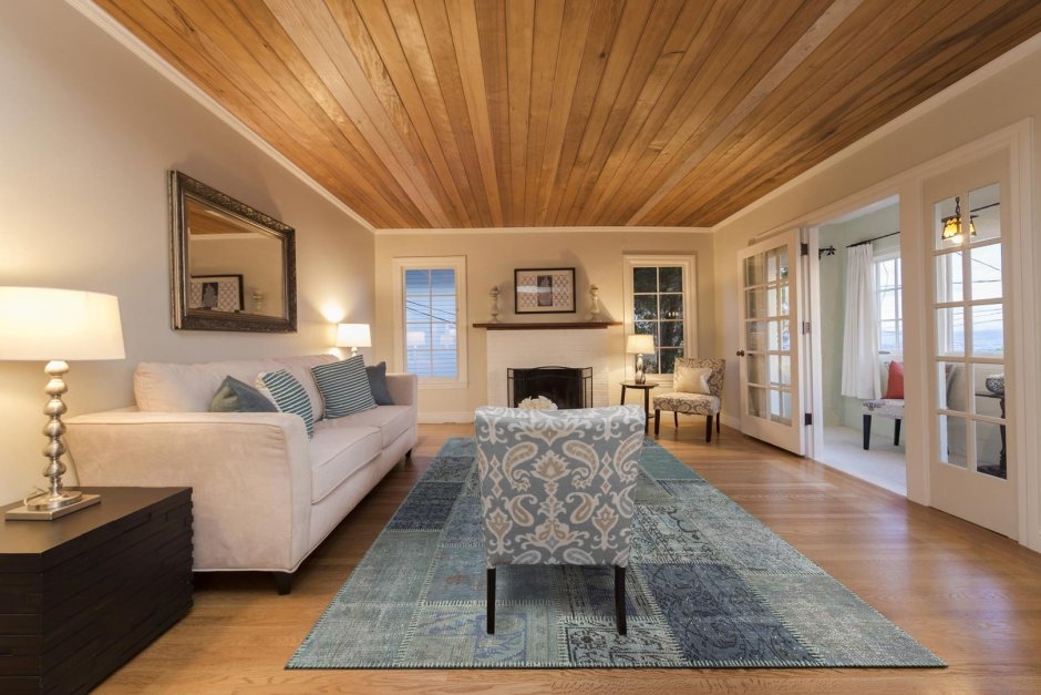 Деревянная вагонка на потолке